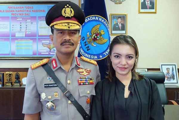 Ny. Katharina Nutz dengan kepala polisi Narkoba Bali